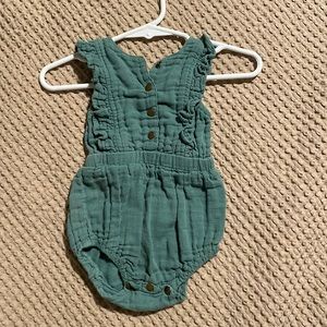L’oved Baby Muslin Ruffle Bodysuit